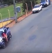 [Vídeo] Motociclista sobrevive a acidente depois de ser lançado contra caminhão 