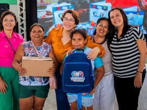 Prefeitura de Lagoa da Canoa entrega kits de material escolar aos estudantes da rede municipal