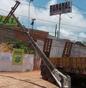 Carreta colide em poste e deixa um bairro sem energia em Maceió