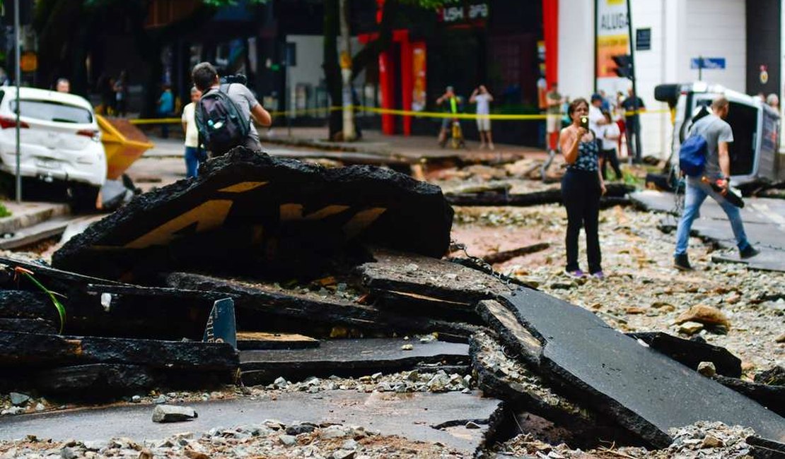 Devastadora, chuva em BH arranca asfalto e deixa 53 mortos
