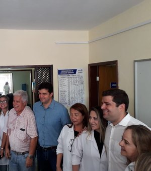 Rui Palmeira entrega quadra poliesportiva e unidade de saúde na parte alta de Maceió