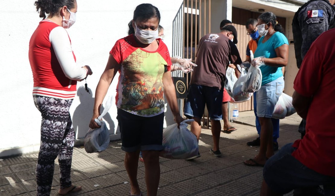 Supermercado Arapiraquense doa mais de 500 cestas básicas e peixes para famílias carentes