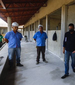 Prefeito fiscaliza construção de escola de grande porte no Conjunto Antônio Lins