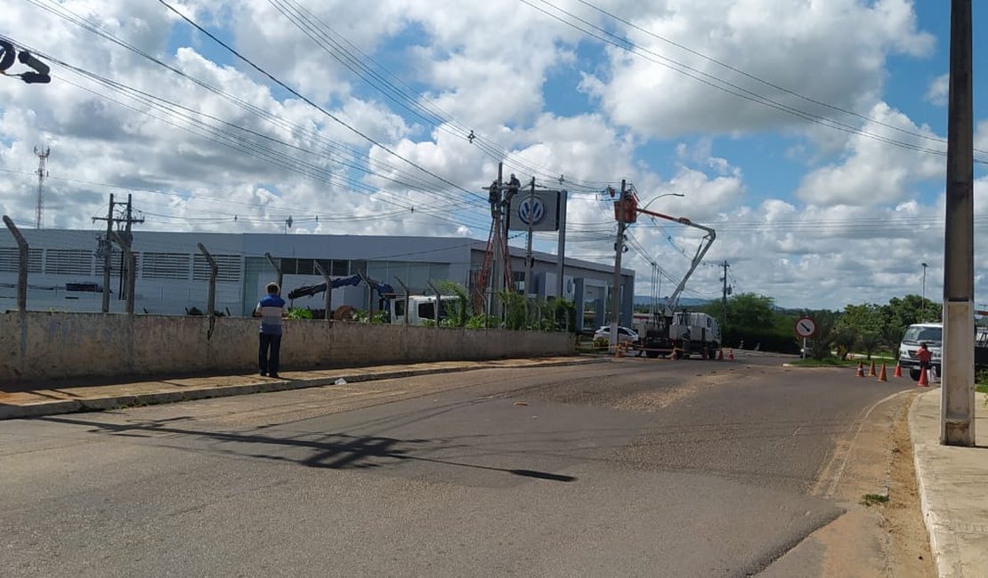 Equatorial faz retirada de postes no Portal Capital na manhã desta quinta-feira (7)