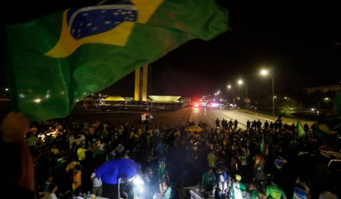 Manifestantes a favor de Bolsonaro invadem Esplanada dos Ministérios