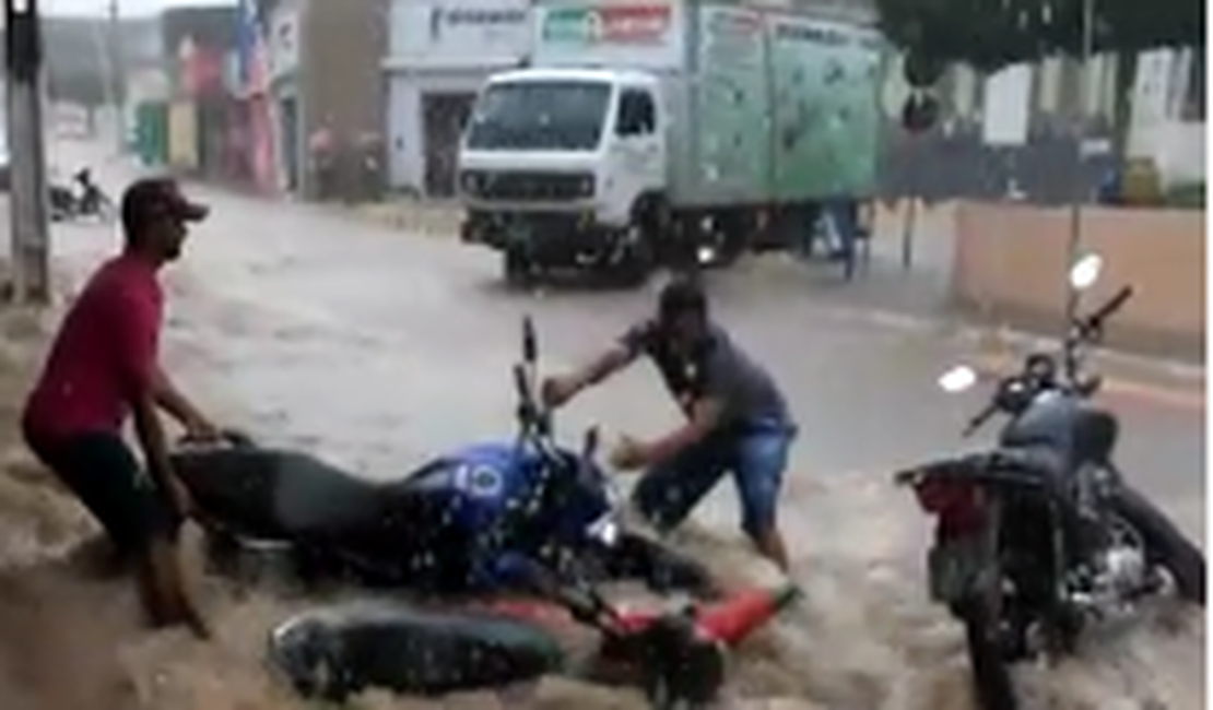 [Vídeo] Força da enxurrada derruba motos em São Sebastião