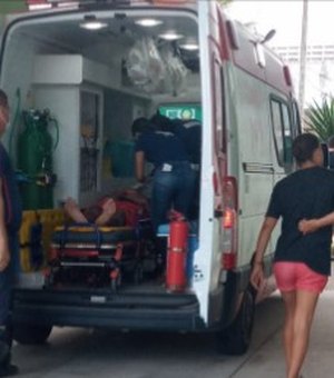 Homem com sinais de embriaguez é socorrido após cair de moto em Arapiraca