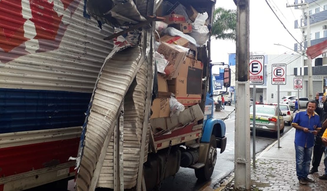 [Vídeo] Caminhão baú destrói ponto de táxi em Palmeira dos Índios