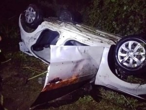 Mulher morre e outras quatro pessoas ficam feridas após carro capotar na BR-423, em Delmiro Gouveia