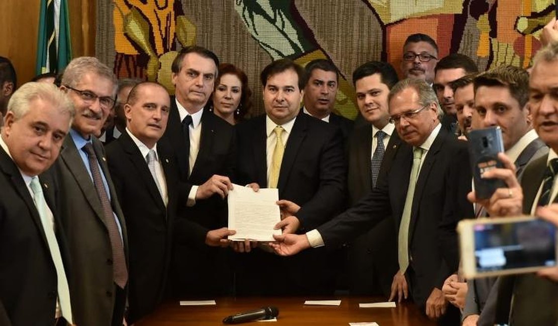 Bolsonaro entrega proposta de reforma da Previdência ao Congresso