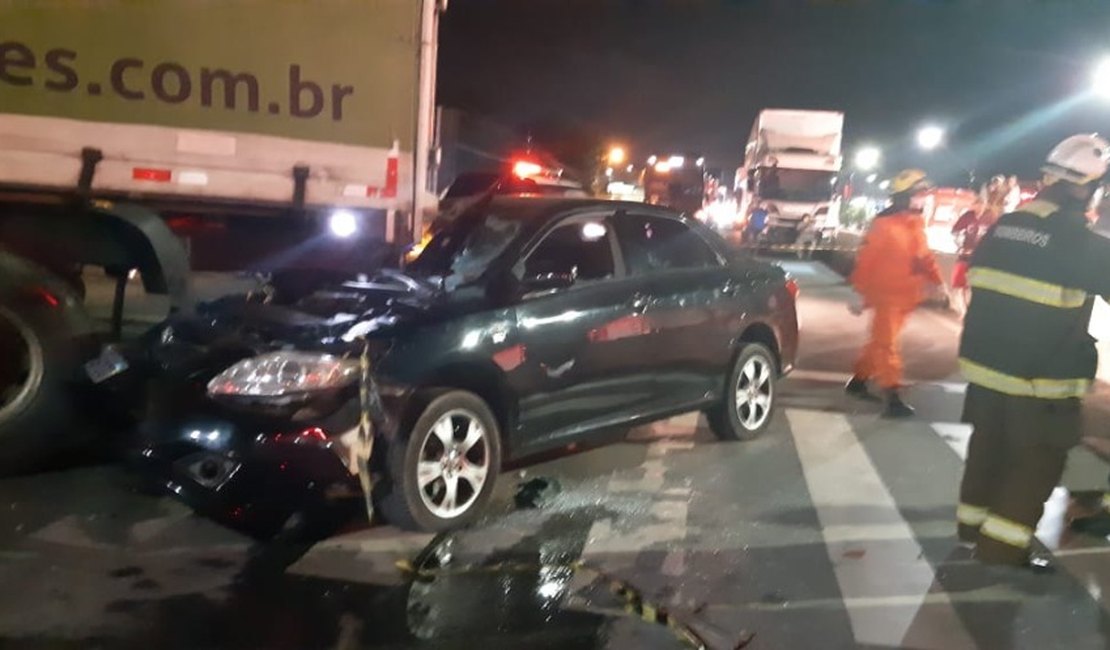 Colisão entre carro e caminhão deixa vítima presa às ferragens em Rio Largo