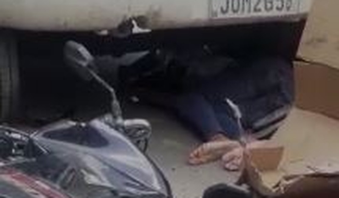 [Vídeo] Condutor de moto vai parar embaixo de van após colisão com carro no bairro Boa Vista, em Arapiraca
