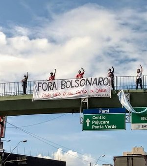 Membros do partido UP realizam ato contra Bolsonaro em Maceió