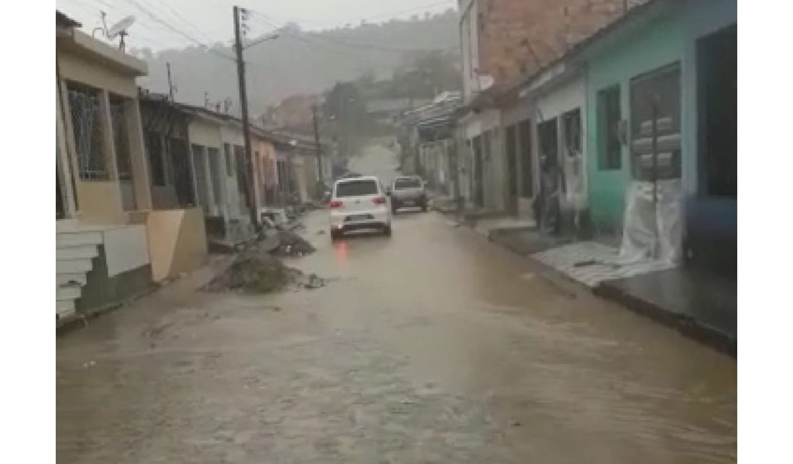 [Vídeo] Chuvas causam estragos em Matriz de Camaragibe