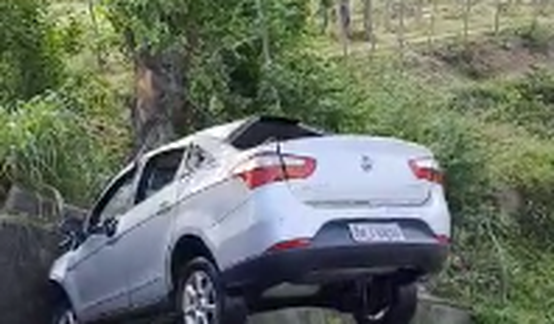 [Vídeo] Filho pega carro de pai, perde controle e cai dentro de rio em São José da Lage