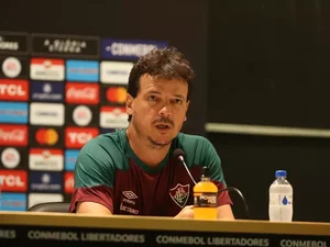 Fernando Diniz lamenta derrota do Fluminense e fica na bronca com jogo na altitude na Libertadores: ‘É uma coisa quase criminosa’
