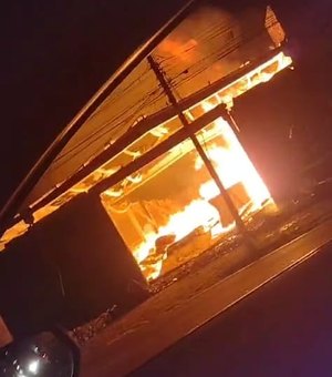 Madeireira sofre incêndio no Barro Duro; ninguém se feriu