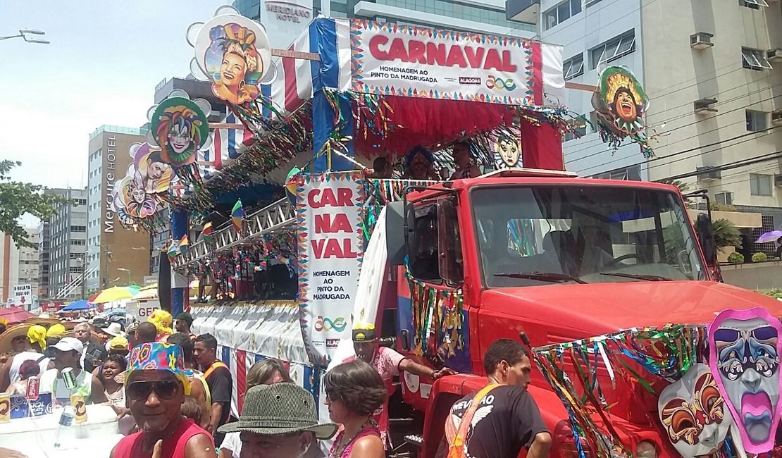 Foliões festejam prévias de carnaval ao som de orquestras e frevo na orla da Pajuçara