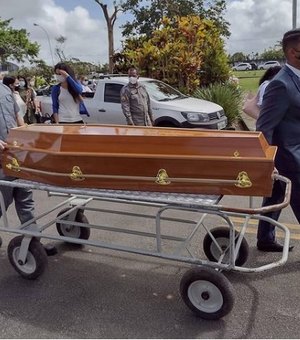 Em clima de comoção, delegado José Edson é sepultado em Maceió