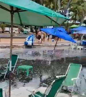 [Vídeo] Esgoto invade barracas na praia da Ponta Verde em Maceió