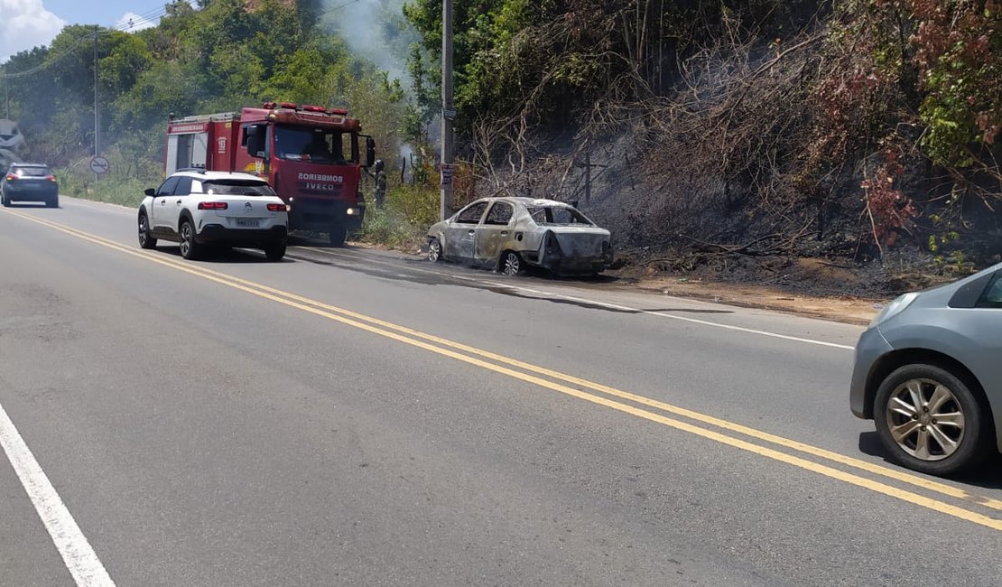 Veículo pega fogo próximo ao Hotel Pratagi em Maceió