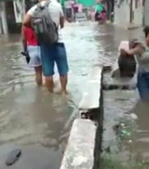 [Vídeo] Mulher com filho no colo cai em esgoto aberto em Pernambuco