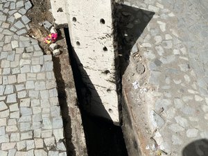Mulher é socorrida após cair em buraco no Centro de Maceió