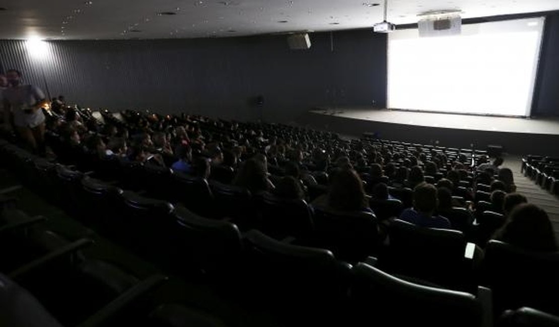 Quase metade da população brasileira vive em cidade sem sala de cinema