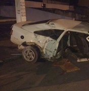Motorista perde controle de veículo e derruba poste em Arapiraca