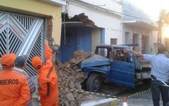Caminhão destruiu parte da loja em Palmeira 