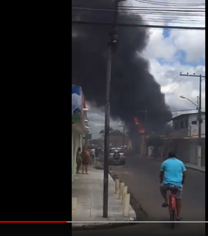 [Vídeo] Galpão que era utilizado para reciclagem pega fogo em Arapiraca