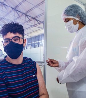 Com 146 mil vacinados, Arapiraca foca na terceira dose e imunização de adolescente com 12 anos