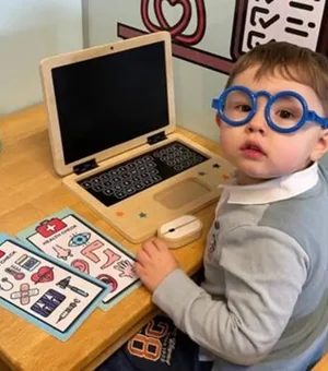 Menino que aprendeu a ler sozinho aos 2 anos é aceito na organização Mensa para superdotados