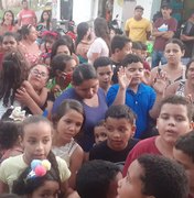 Líder comunitário realiza campanha para arrecadar doces e brinquedos para festa do dia das crianças, em Arapiraca