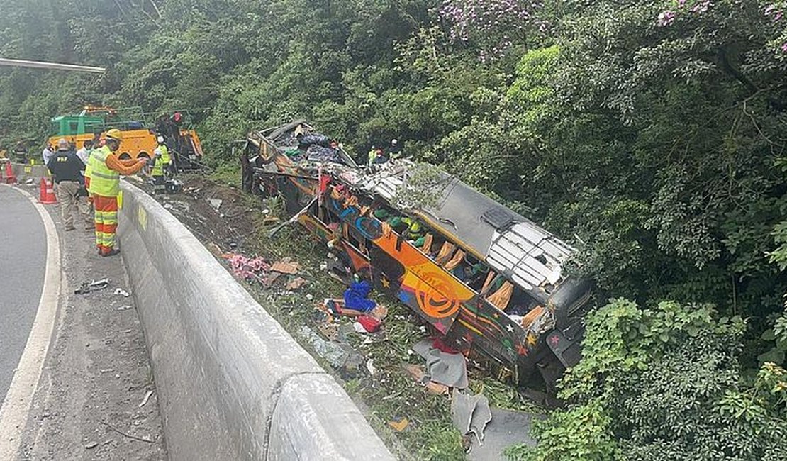 Acidente de ônibus no Paraná deixa 19 mortos