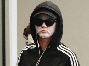 Katy Perry usa máscara de beleza para não ser reconhecida nas ruas
