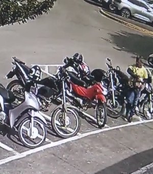 [Vídeo] Câmeras de videomonitoramento flagram homem furtando capacete no estacionamento da Prefeitura de Arapiraca