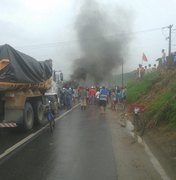 Em protesto, integrantes do MST queimam pneus e bloqueiam BR-104