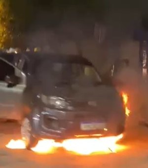 Princípio de incêndio atinge veículo na Rua São Francisco, em Arapiraca