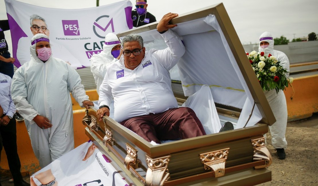 Candidato a deputado no México simula o próprio enterro em campanha