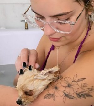 Viih Tube toma banho com cãozinho e comenta hábitos de higiene