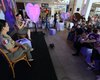 Mulher exaltar Patrulha Maria da Penha durante evento em Arapiraca