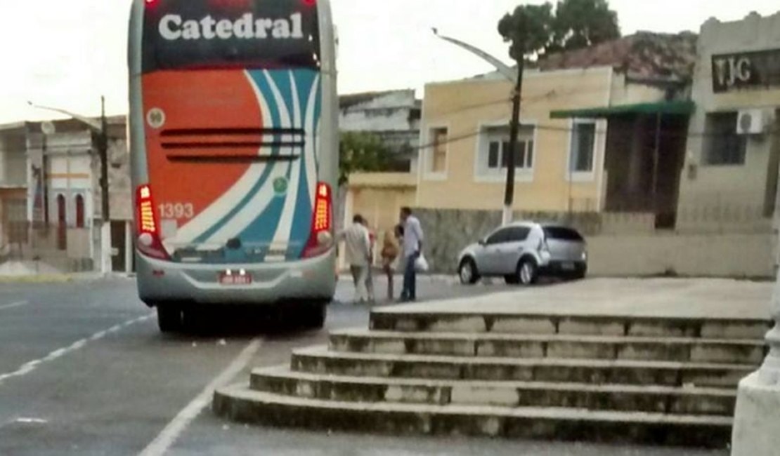 Ônibus é interceptado por criminosos e passageiros são assaltados