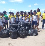 Estudantes fazem mutirão e retiram lixo da Praia do Boqueirão