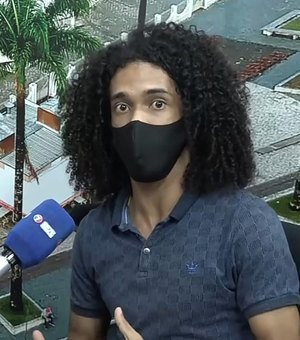 [Vídeo] Arapiraquense viraliza nas redes sociais usando o humor para passar dicas de português