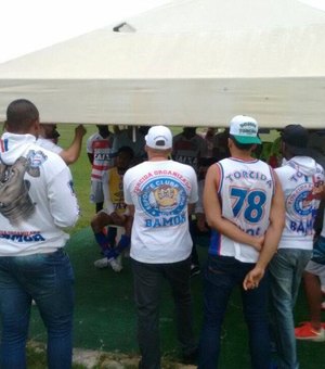 Integrantes de organizada do Bahia se reúnem com os atletas e cobram resultados 