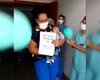 Bebê recebe alta após passar 25 dias internado com Covid-19: ‘Um milagre’, diz mãe
