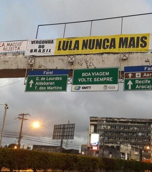 Maceió amanhece com faixas e cartazes contra Lula