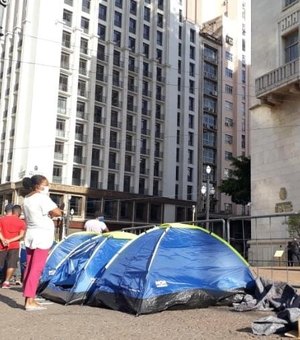 Após mortes por covid, moradores de rua acampam na prefeitura