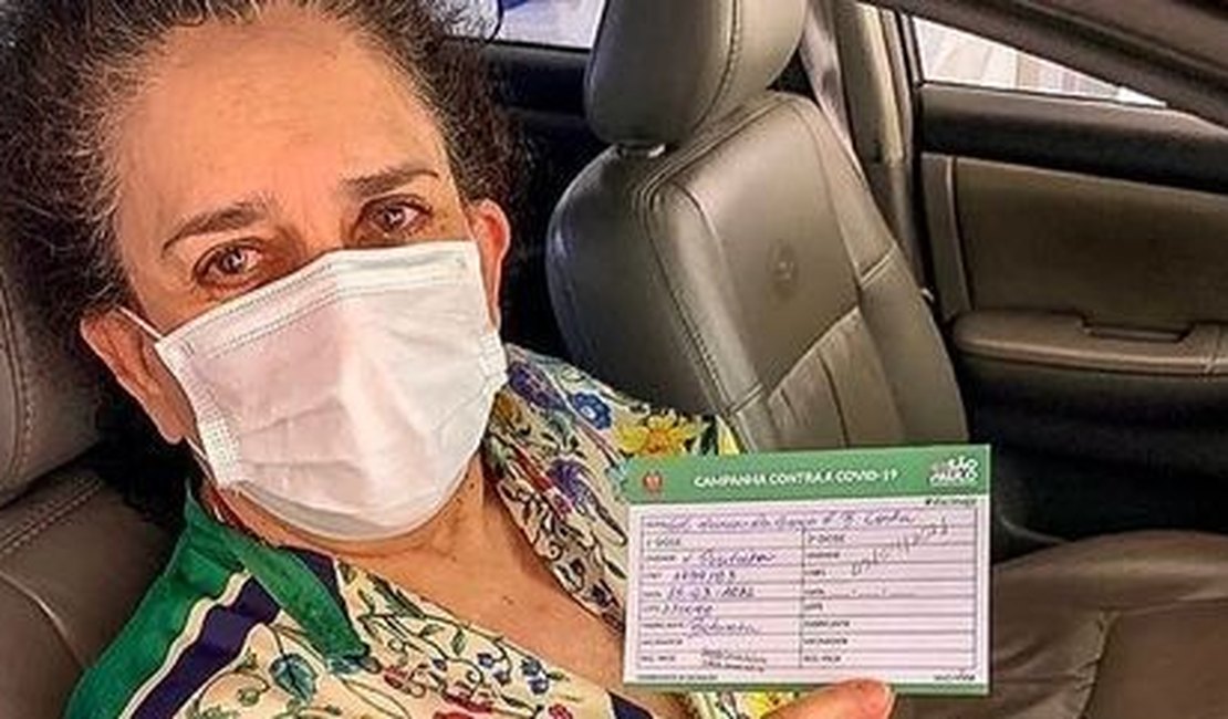 Aos 75 anos, Gal Costa recebe a vacina contra a covid: 'Viva o SUS'